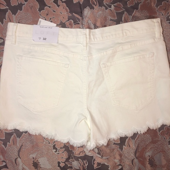 NWT Loft Scalloped Frayed White Denim Shorts - Picture 5 of 5